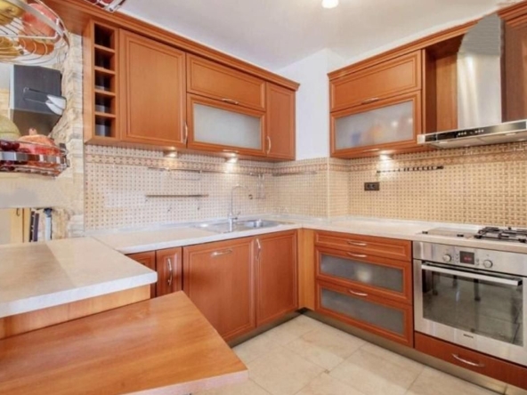 Дава се под наем Тристаен апартамент в София, Бъкстон - 120 кв.м за 1296.42 € - Снимка #1