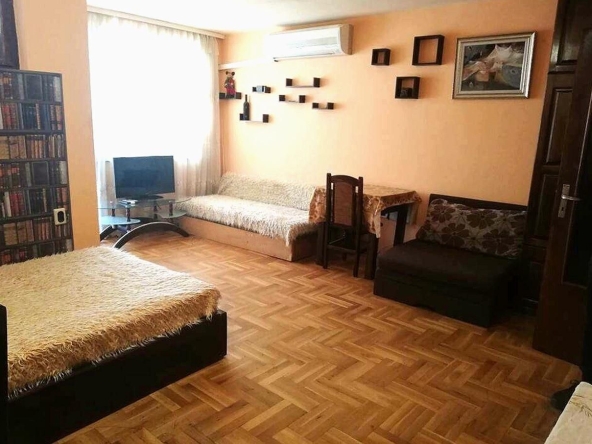 Дава се под наем Двустаен апартамент в Бургас, Център - 70 кв.м за 346.8 € - Снимка #1