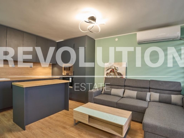 Дава се под наем Двустаен апартамент в Пловдив, Младежки Хълм - 52 кв.м за 562 € - Снимка #1