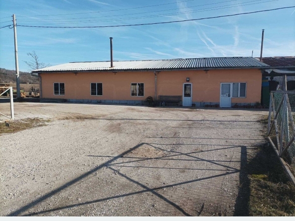 Дава се под наем Промишлена сграда в Трявна - 1528 кв.м за 498.27 € - Снимка #1