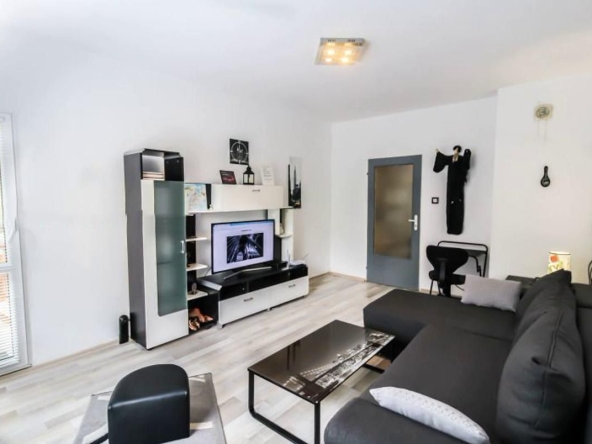 Дава се под наем Тристаен апартамент в София, Света Троица - 99 кв.м за 847.62 € - Снимка #1