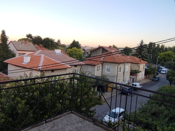 Етаж от къща в Кюстендил, Бузлуджа - 100 кв.м за 352 €/кв.м - Снимка #1