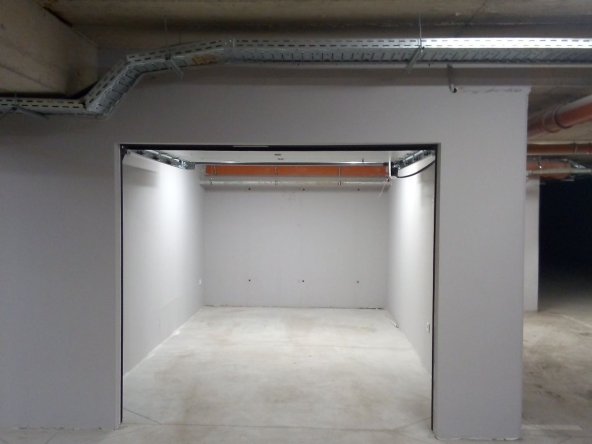 Дава се под наем Гараж / Паркомясто в София, Кръстова вада - 18 кв.м за 153 € - Снимка #1