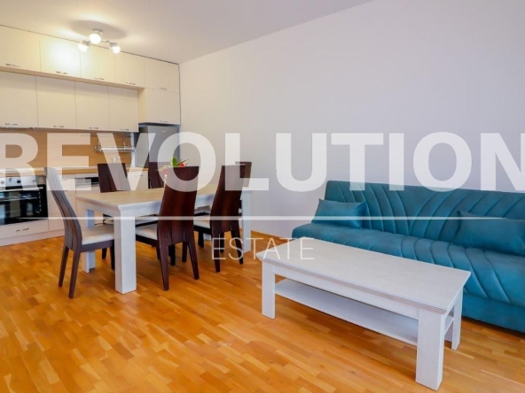 Дава се под наем Двустаен апартамент в к.к. Св.Св. Константин и Елена - 72 кв.м за 947.58 € - Снимка #1