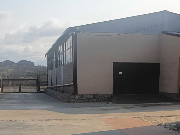 Дава се под наем Склад в Харманли - 400 кв.м за 561 € - Снимка #1