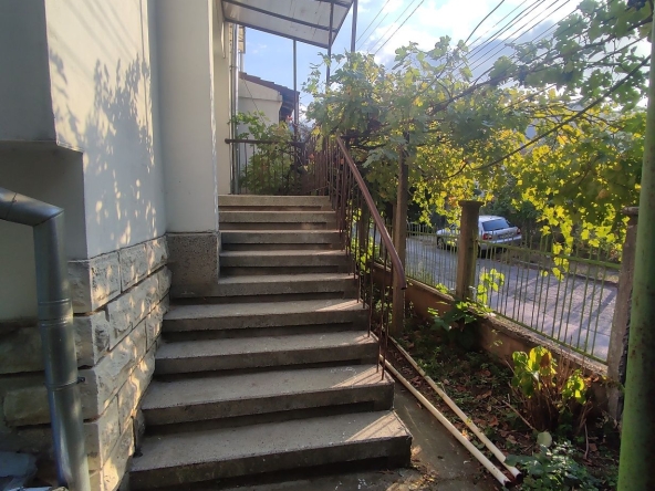 Дава се под наем Етаж от къща в Враца, Квартал 103 - 120 кв.м за 433.5 € - Снимка #1