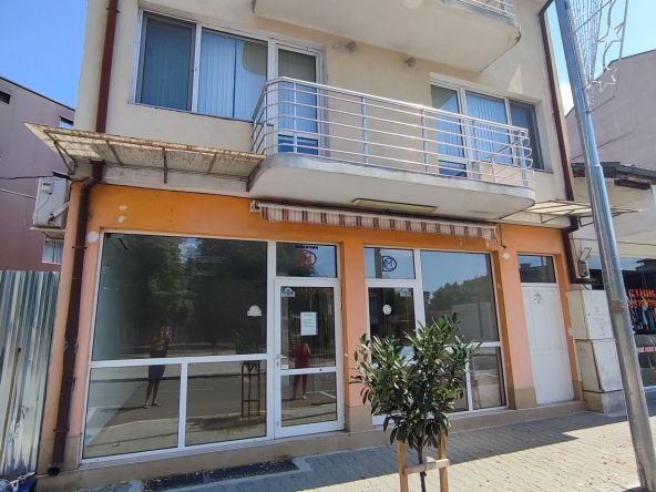 Дава се под наем Магазин в Нова Загора - 256 кв.м за 258345.09 € - Снимка #1