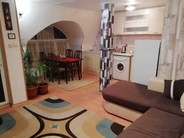 Дава се под наем Тристаен апартамент в Бургас, Център - 77 кв.м за 275 € - Снимка #1