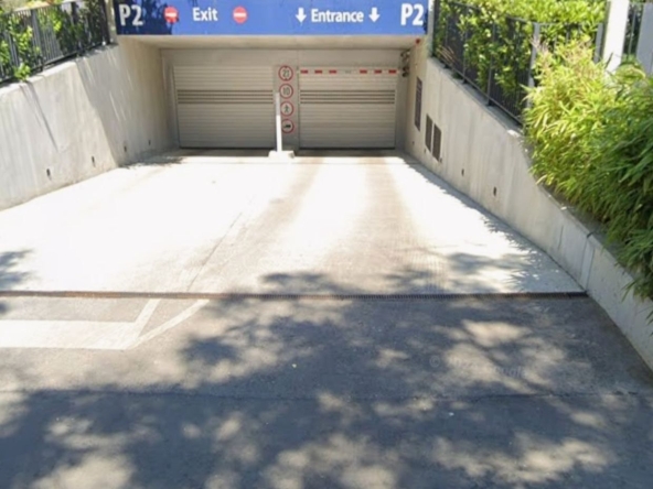 Дава се под наем Гараж / Паркомясто в к.к. Св.Св. Константин и Елена - 15 кв.м за 204 € - Снимка #1