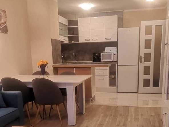 Дава се под наем Двустаен апартамент в Бургас, Лазур - 66 кв.м за 800 € - Снимка #1