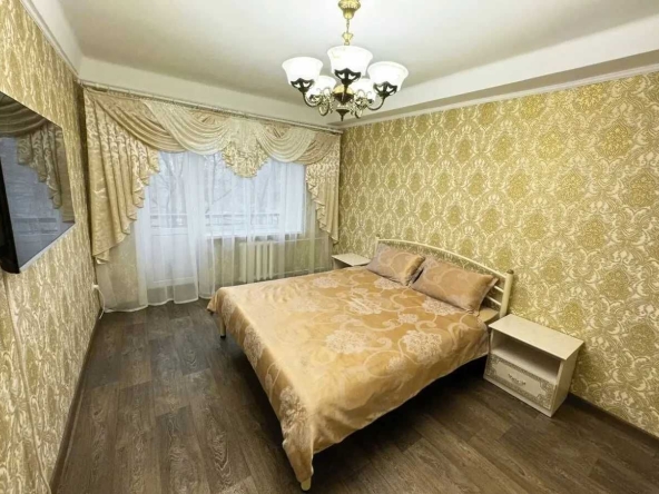 Дава се под наем Тристаен апартамент в София, Център - 100 кв.м за 561 € - Снимка #1