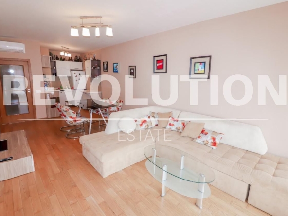 Дава се под наем Двустаен апартамент в Варна, Център - 76 кв.м за 750 € - Снимка #1