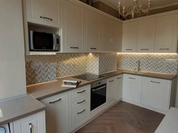 Дава се под наем Тристаен апартамент в София, Докторски паметник - 90 кв.м за 1300 € - Снимка #1