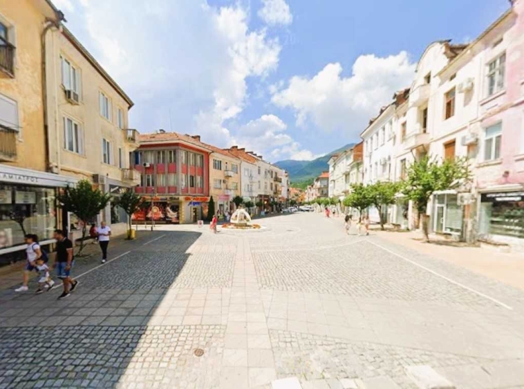 Дава се под наем Магазин в Гоце Делчев - 50 кв.м за 612 € - Снимка #1