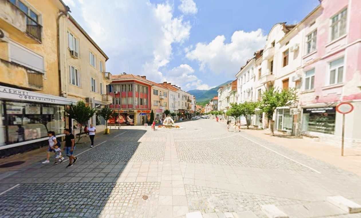 Дава се под наем Магазин в Гоце Делчев - 50 кв.м за 612 € - Снимка #1