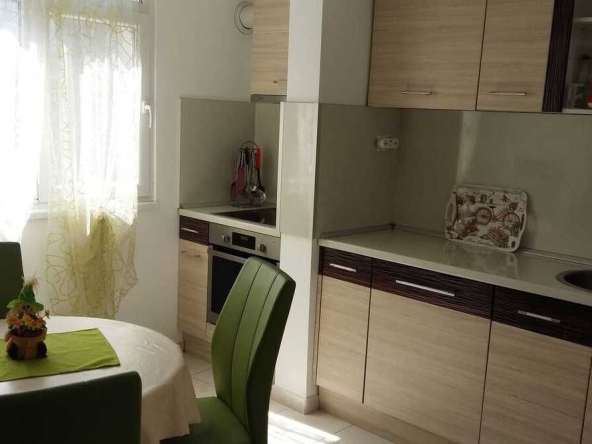 Дава се под наем Тристаен апартамент в Бургас, Зорница - 96 кв.м за 250 € - Снимка #1
