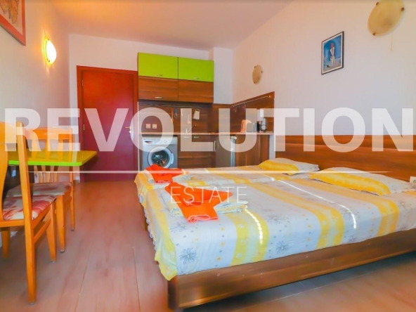 Дава се под наем Едностаен апартамент в к.к. Св.Св. Константин и Елена - 38 кв.м за 298.86 € - Снимка #1