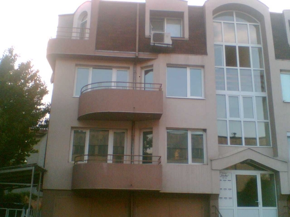 Тристаен апартамент в Свищов - 80 кв.м за 447 €/кв.м - Снимка #1