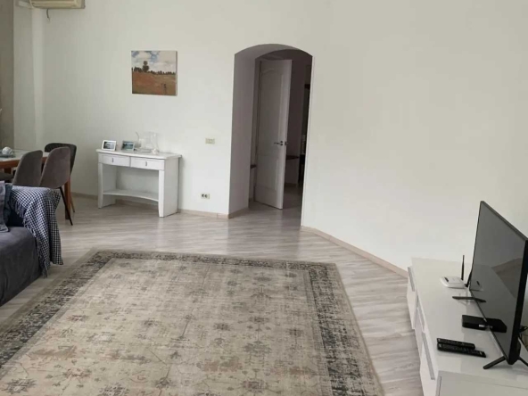 Дава се под наем Тристаен апартамент в София, Център - 100 кв.м за 561 € - Снимка #1