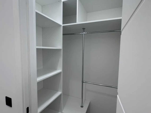 Дава се под наем Тристаен апартамент в София, Зона Б-18 - 100 кв.м за 663 € - Снимка #1