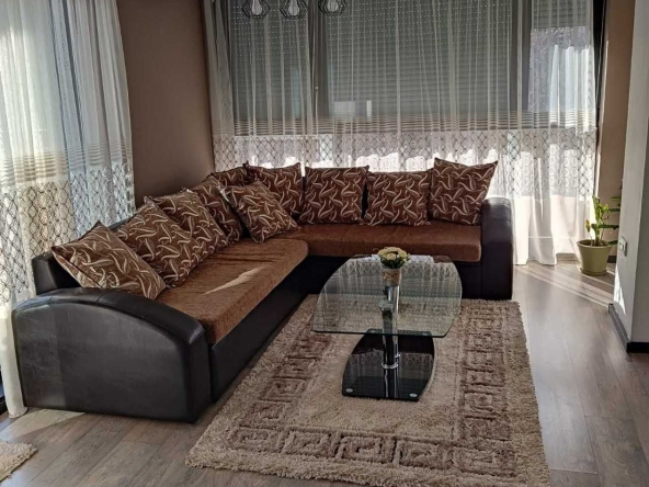 Дава се под наем Тристаен апартамент в Пловдив, Център - 116 кв.м за 598.23 € - Снимка #1
