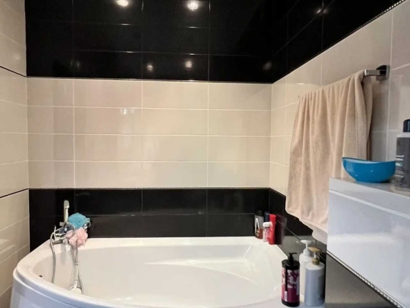 Дава се под наем Двустаен апартамент в София, Център - 55 кв.м за 387.6 € - Снимка #1