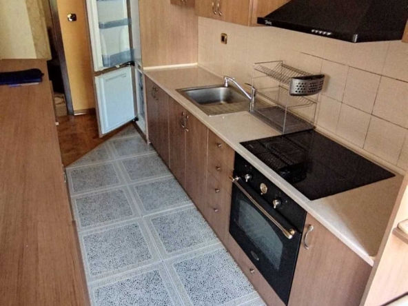 Дава се под наем Тристаен апартамент в Пловдив, Кършияка - 120 кв.м за 498.27 € - Снимка #1