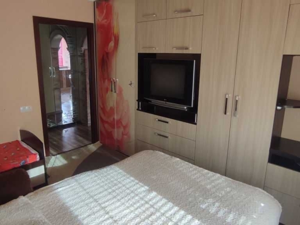 Дава се под наем Двустаен апартамент в София, Бенковски - 60 кв.м за 350 € - Снимка #1