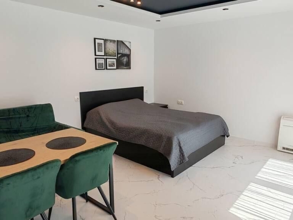 Дава се под наем Едностаен апартамент в Бургас, Лазур - 42 кв.м за 484.5 € - Снимка #1