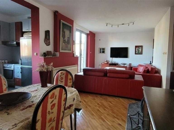 Дава се под наем Тристаен апартамент в София, Люлин 10 - 90 кв.м за 561 € - Снимка #1