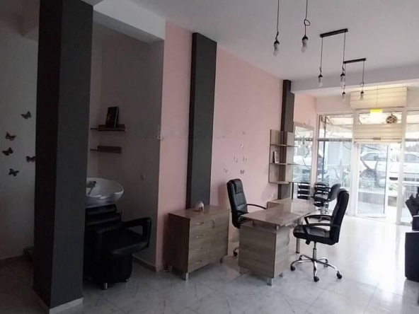 Дава се под наем Магазин в Бургас, Меден рудник - зона А - 40 кв.м за 306 € - Снимка #1