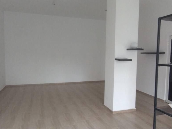 Дава се под наем Магазин в Бургас, Меден рудник - зона В - 42 кв.м за 255 € - Снимка #1