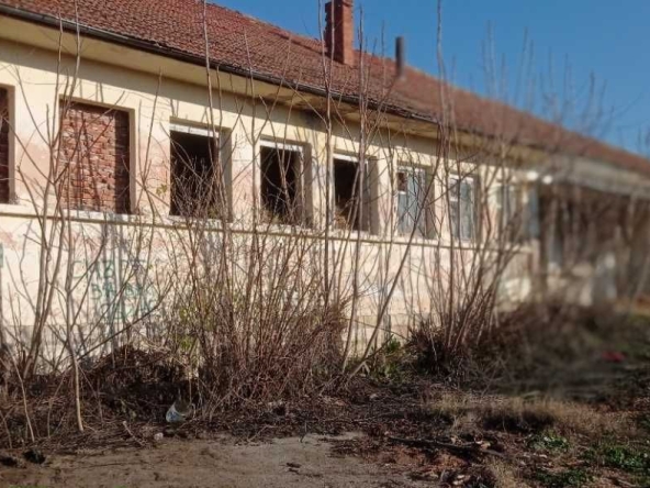 Промишлена сграда в с. Софрониево, Област Враца - 350 кв.м за 73 €/кв.м - Снимка #1