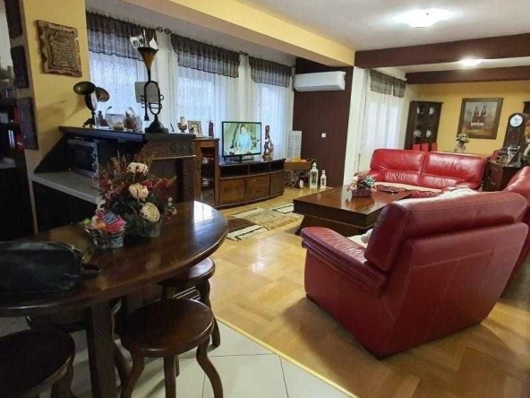 Дава се под наем Тристаен апартамент в Бургас, Център - 78 кв.м за 280.5 € - Снимка #1