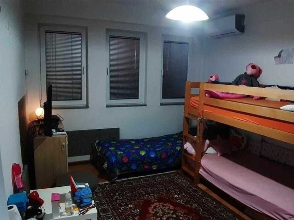 Дава се под наем Тристаен апартамент в Пловдив, Южен - 91 кв.м за 438.6 € - Снимка #1
