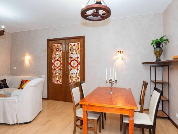 Дава се под наем Тристаен апартамент в Бургас, Център - 107 кв.м за 1020 € - Снимка #1