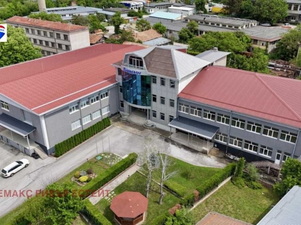 Промишлена сграда в Горна Оряховица - 4342 кв.м за 300 €/кв.м - Снимка #1