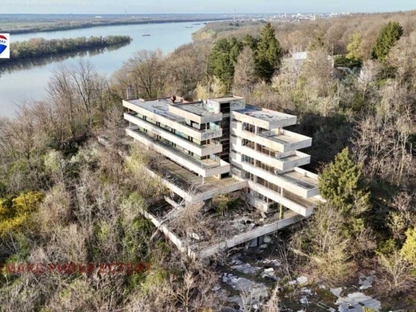 Хотел в Русе, Долапите - 2317 кв.м за 145 €/кв.м - Снимка #1