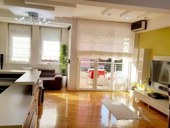 Дава се под наем Двустаен апартамент в Бургас, Център - 65 кв.м за 153 € - Снимка #1