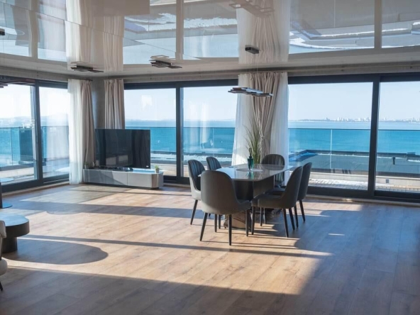Дава се под наем Тристаен апартамент в Бургас, Сарафово - 190 кв.м за 1938 € - Снимка #1