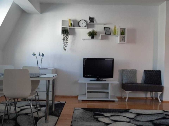 Дава се под наем Двустаен апартамент в Бургас, Лазур - 52 кв.м за 204 € - Снимка #1