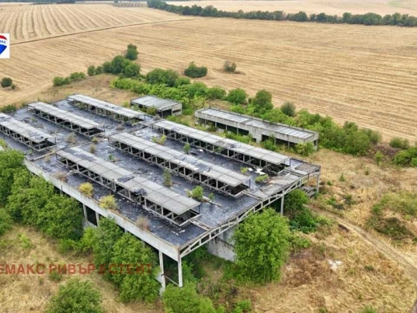 Промишлена сграда в с. Юпер, Област Разград - 7622 кв.м за 136 €/кв.м - Снимка #1