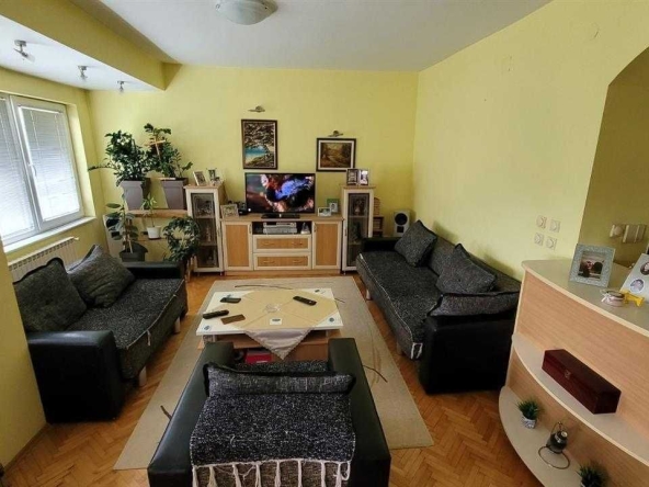 Дава се под наем Тристаен апартамент в Пловдив, Център - 88 кв.м за 280.5 € - Снимка #1