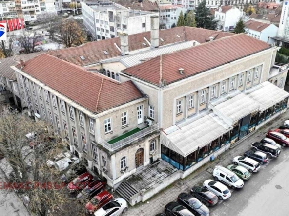 Дава се под наем Офис в Русе, Център - 4000 кв.м за 27929.13 € - Снимка #1