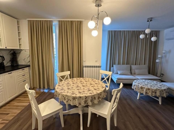 Дава се под наем Тристаен апартамент в София, Оборище - 95 кв.м за 896.58 € - Снимка #1