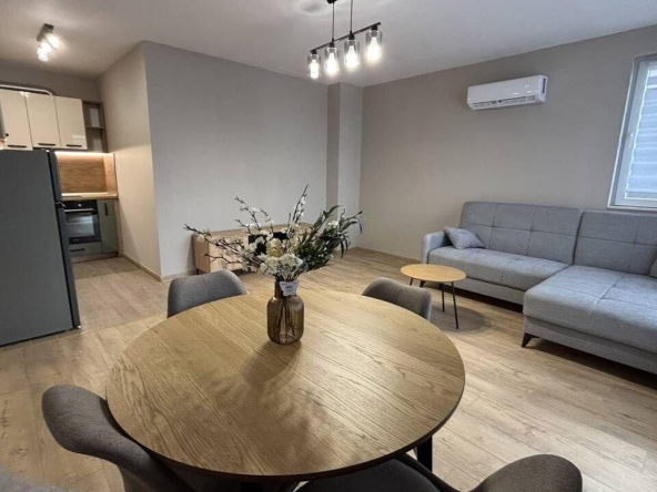 Дава се под наем Двустаен апартамент в Бургас, Славейков - 56 кв.м за 478.38 € - Снимка #1