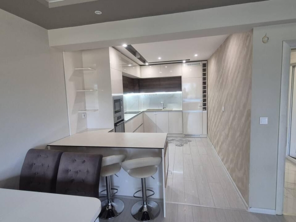 Дава се под наем Тристаен апартамент в Пловдив, Кършияка - 120 кв.м за 825 € - Снимка #1