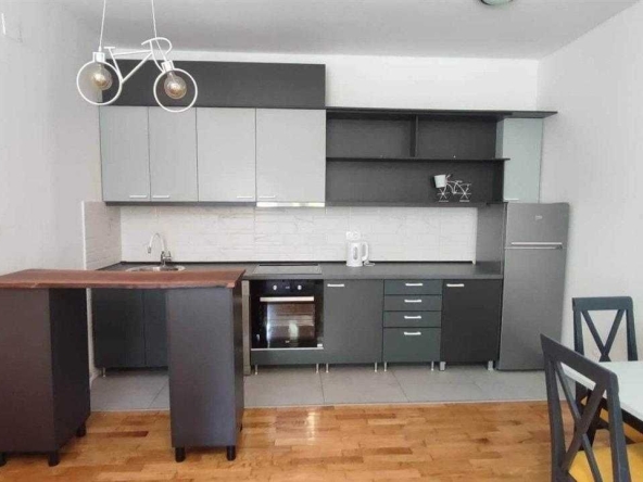 Дава се под наем Двустаен апартамент в Бургас, Център - 58 кв.м за 204 € - Снимка #1