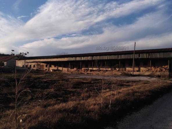 Дава се под наем Промишлена сграда в с. Болярино, Област Пловдив - 2700 кв.м за 420 € - Снимка #1