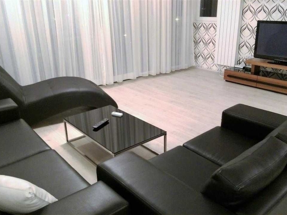 Дава се под наем Тристаен апартамент в Бургас, Център - 85 кв.м за 280.5 € - Снимка #1